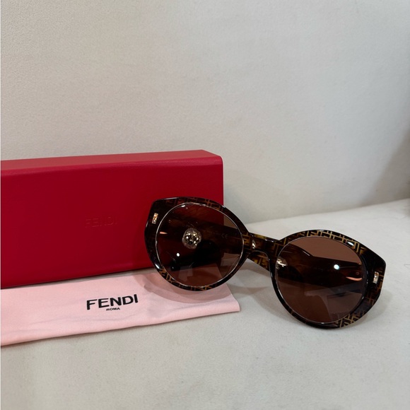 Fendi Brown Oversized Sunglasses with Tortoiseshell Frames - Picture 1 of 9